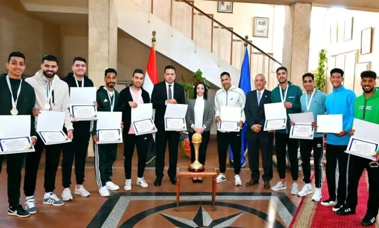 وتتوالى الإنجازات والبطولات الرياضية في البحيرة الدكتورة جاكلين عازر محافظ البحيره تكرم بطل الجمهوريه للكره الشراب 1 FB IMG 1744651089917