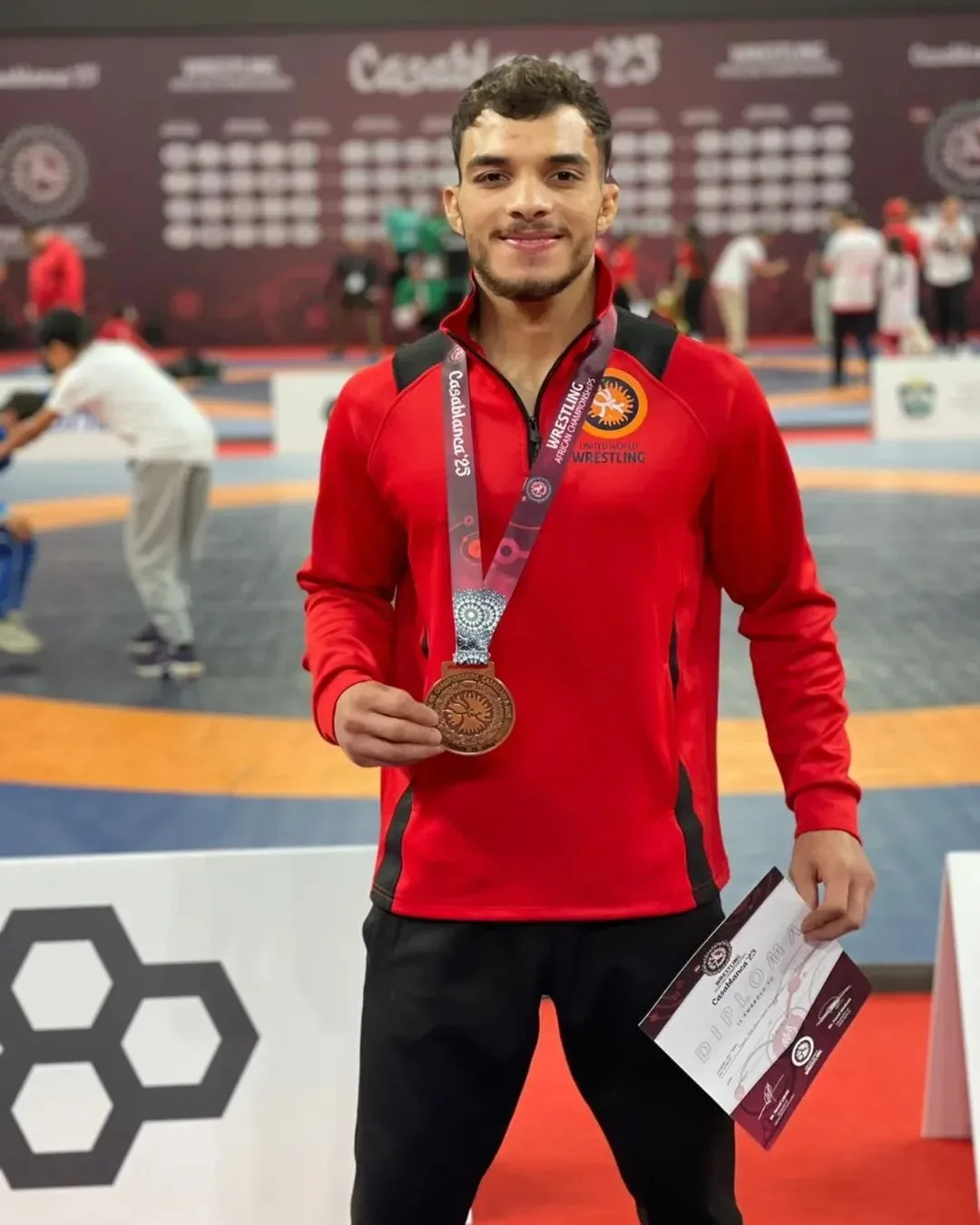 رئيس جامعة مدينة السادات تهنئ بطل المصارعة الحرة الفائز ببرونزية أفريقيا والمقامة بالمغرب 1 IMG 20250506 WA0025