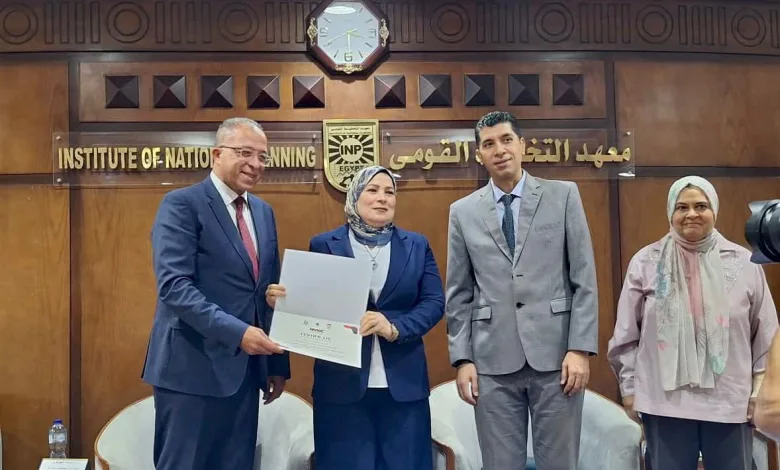 صُنّاع القرار يُكرمون زهرة الغربية.. جيهان القطان تتألق في "معهد التخطيط القومي" 2 IMG 20251029 WA0001