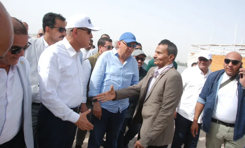 وزير الري ومحافظ الأقصر يستمعان لمطالب مواطن إسناوي بشأن مشروعات تنموية واستثمارية 5 IMG 20260519 WA0001